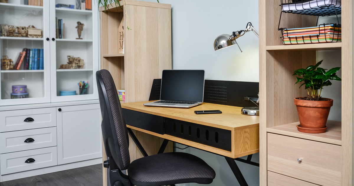 Op kamers gaan; bureau met laptop en kast